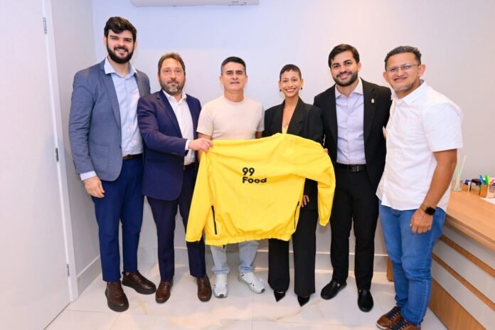 Parceria com a 99 prevê ponto de apoio para motociclistas de aplicativo em Manaus e cooperação em dados para melhorar mobilidade e segurança no trânsito.