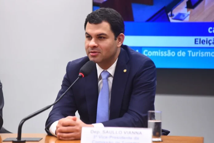 Saullo Vianna deixa a Semasc, retorna à Câmara e deve definir novo partido na janela partidária. Nildo Mello assume a secretaria.