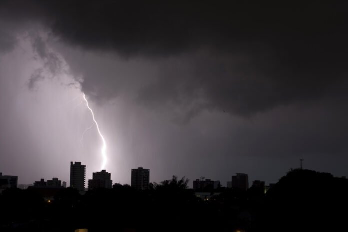 O Inmet emitiu um alerta laranja de chuvas intensas para o Amazonas e outras 16 regiões.