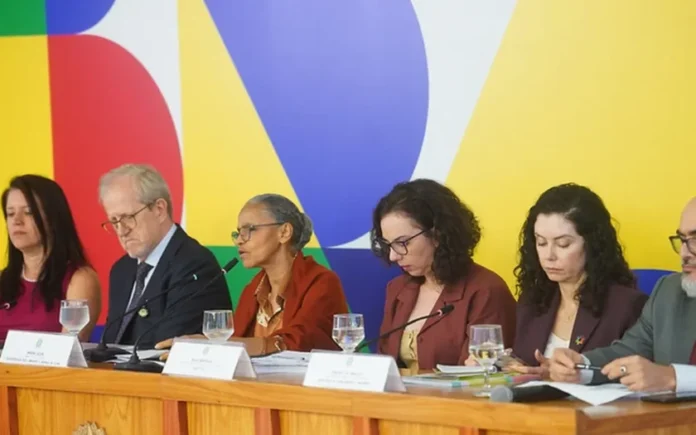 O governo lançou o Plano Clima para reduzir emissões de CO2 em até 67% até 2035. Entenda as metas de sustentabilidade e os investimentos bilionários do fundo.