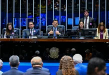 Senado aprova criação de 17,8 mil cargos no Executivo; impacto previsto é de R$ 5,3 bilhões Senado aprova criação de cargos no Executivo federal com 17,8 mil vagas e reajuste de carreiras. Impacto estimado é de R$ 5,3 bilhões.