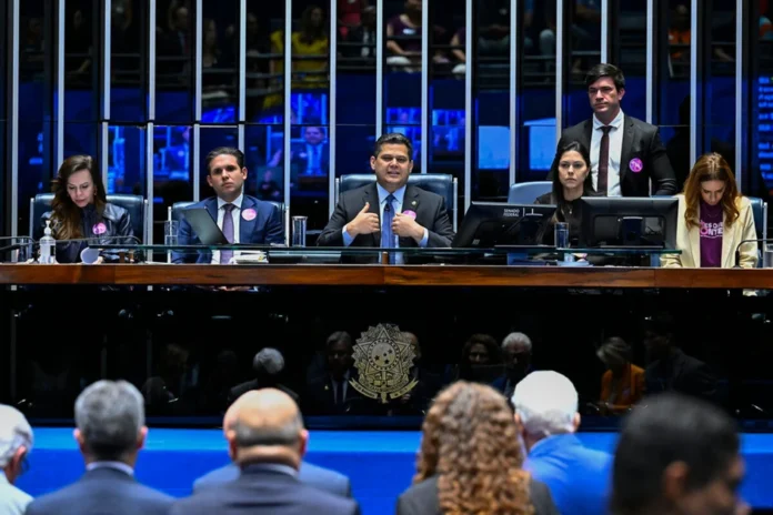 Senado aprova criação de cargos no Executivo federal com 17,8 mil vagas e reajuste de carreiras. Impacto estimado é de R$ 5,3 bilhões.