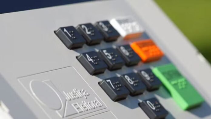 TSE aprova regras de IA nas eleições 2026, proíbe conteúdos manipulados perto da votação e veta sugestão de candidatos por algoritmos.