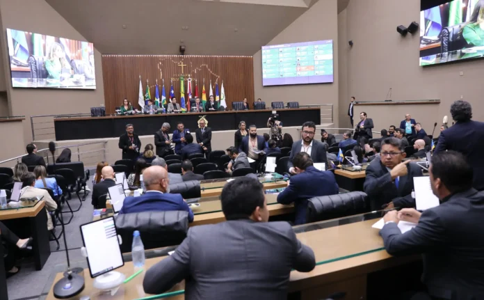 Aleam aprova lei sobre eleição indireta para governador do AM, com regras, prazos e critérios definidos para escolha pela Assembleia.