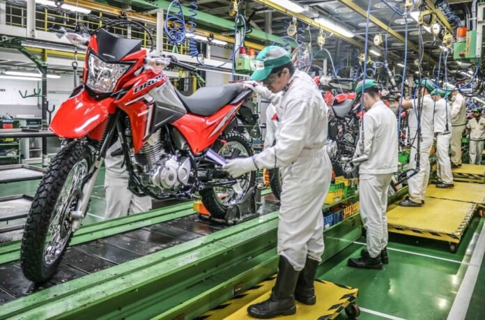 O comércio do Amazonas atingiu US$ 1,55 bilhão em março de 2026, com destaque para exportações de ouro e insumos industriais para o PIM.