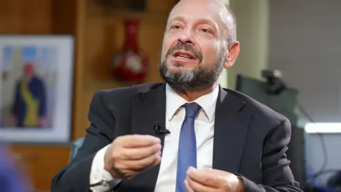 Entenda a demissão de Gilberto Waller e os novos planos do INSS sob o comando de Ana Cristina Viana Silveira para agilizar os benefícios previdenciários.