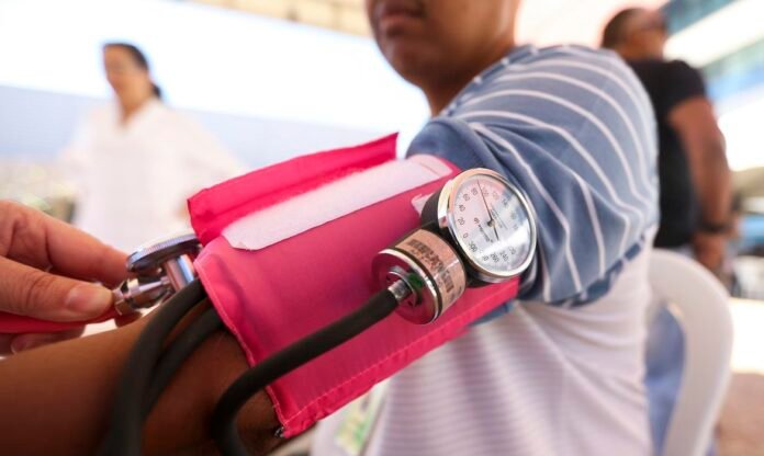 Entenda os riscos da hipertensão arterial, os novos critérios de diagnóstico e como prevenir a pressão alta com mudanças simples no seu estilo de vida atual.