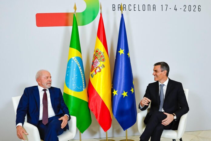 Brasil e Espanha firmam acordo sobre soberania digital em Barcelona. Presidentes discutem regulação de big techs, inteligência artificial e novos investimentos.