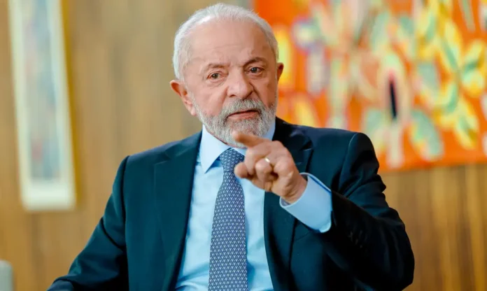 Lula passa por cirurgia para retirar lesão na cabeça em SP. Procedimento foi simples e presidente deve cumprir repouso nos próximos dias.