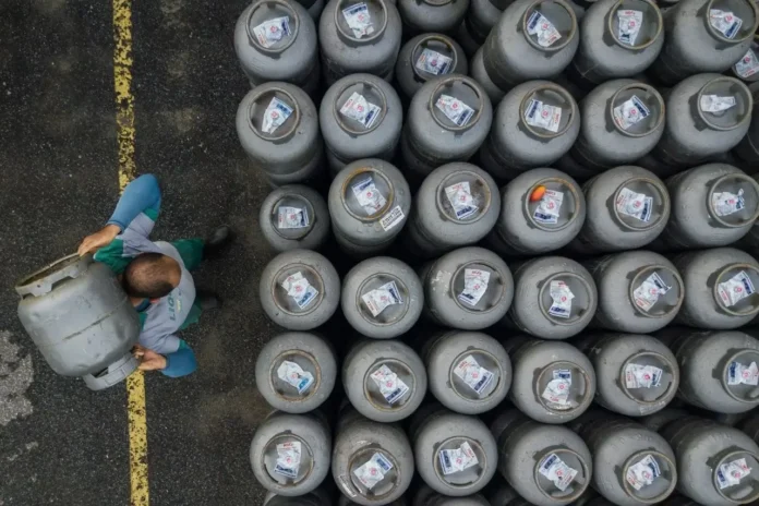 Saiba como a Polícia Federal está fiscalizando a venda de gás de cozinha no Amazonas e em outros 14 estados para impedir preços abusivos e crimes econômicos.