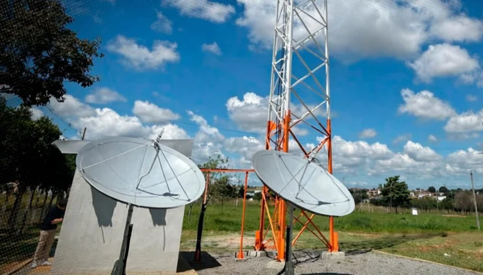 TV digital no Amazonas avança e leva canais gratuitos a 10 municípios isolados, ampliando acesso à informação e serviços públicos.