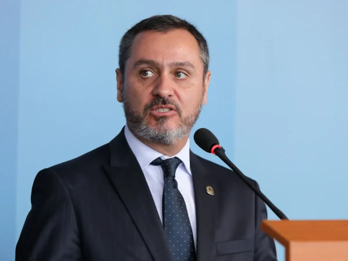 Com base no princípio da reciprocidade, a PF retirou credenciais de servidor dos EUA após restrições a delegado brasileiro.