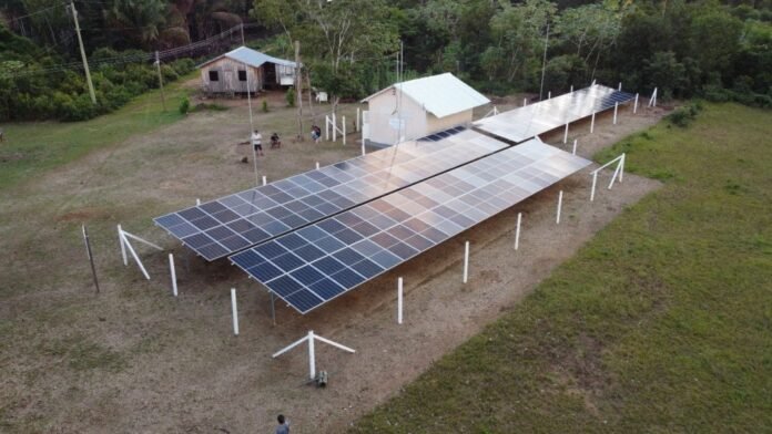 Energia solar viabiliza fábrica de gelo no AM, reduz custos da pesca e fortalece comunidades ribeirinhas.