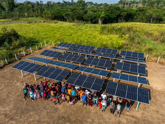 A energia solar na Amazônia está transformando comunidades isoladas com eletricidade limpa e constante.