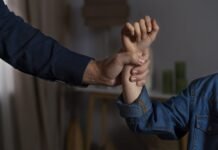 Aleam aprova projeto que obriga agressor a pagar despesas de vítima de violência doméstica no AM Lei aprovada pela Aleam obriga o agressor a pagar despesas médicas e moradia de vítimas de violência doméstica no Amazonas.