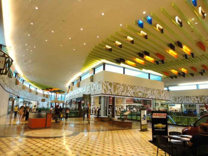 Confira os horários do comércio e dos shoppings no Dia do Trabalhador em Manaus e saiba o que abre e fecha no feriado.