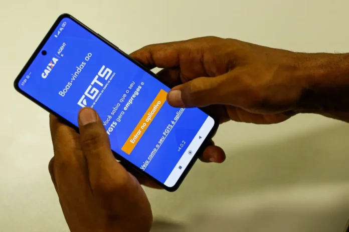 Desenrola Brasil libera uso do FGTS para quitar dívidas. Trabalhadores podem renegociar débitos diretamente pelo aplicativo.