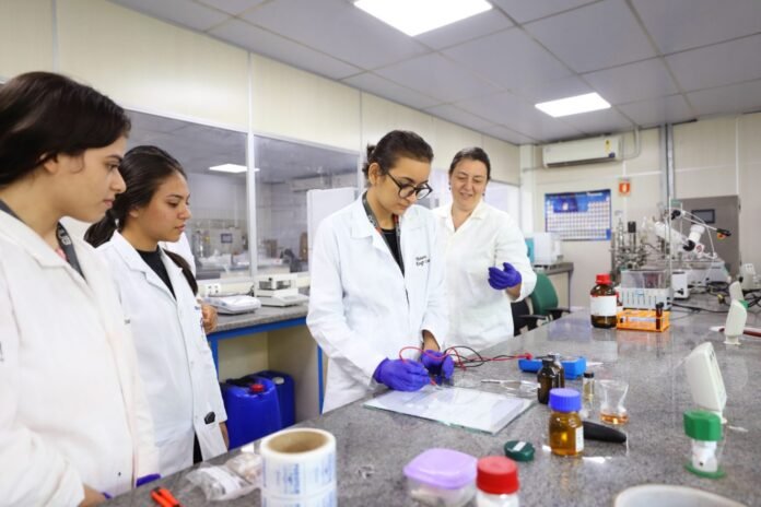 Fapeam abre edital Lidera Cientista/AM com R$ 2,3 milhões para apoiar liderança feminina em inovação sustentável no Amazonas.