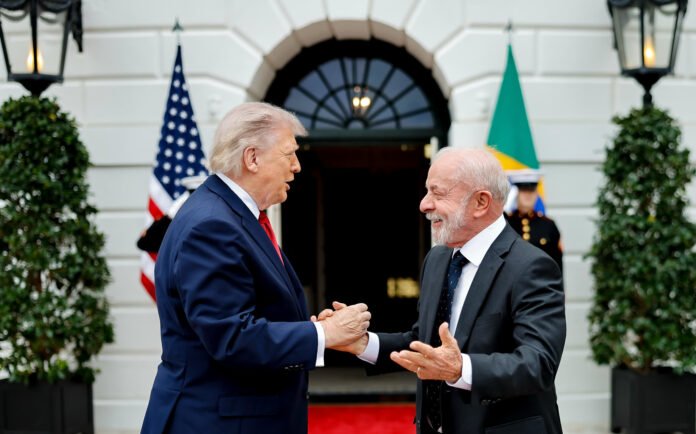 Saiba os detalhes da reunião entre Lula e Trump na Casa Branca. Discussões sobre tarifas, terras raras e o futuro das relações comerciais Brasil e EUA.