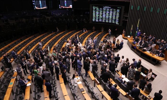 Congresso derruba veto ao PL da Dosimetria e altera penas de condenados pelos atos de 8 de janeiro e investigados por tentativa de golpe.