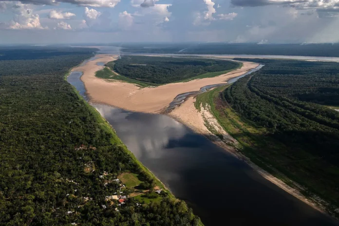 Estudo científico demonstra que eventos climáticos extremos atingem as várzeas da Amazônia com força multiplicada, afetando a economia de ribeirinhos.