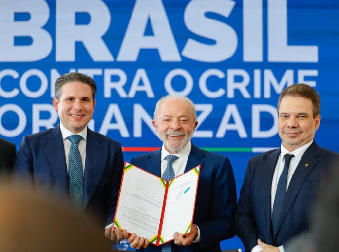Lula anuncia o programa Brasil Contra o crime organizado com R$ 11,1 bilhões para combater facções, fortalecer prisões e investigar homicídios em todo o país.