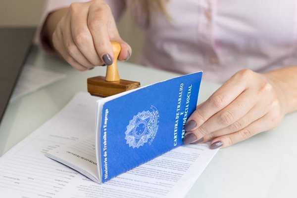 Desemprego cai para 5,6% no Brasil até maio, menor índice para o período na série do IBGE. Rendimento médio chega a R$ 3.726.