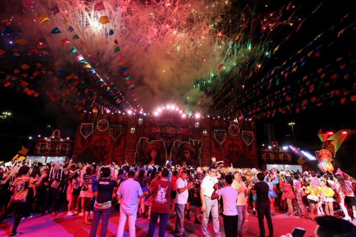 Festival Folclórico do Amazonas 2026 inicia programação em Manaus com apresentações gratuitas de quadrilhas, danças e bois-bumbás.