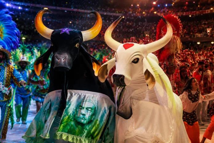 Festival de Parintins 2026 começa com Caprichoso e Garantido na arena. Veja os temas e apresentações da primeira noite.