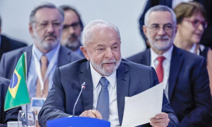 Lula confirma intenção de disputar a reeleição e defende integração do Mercosul com PIX regional e cooperação entre os países.