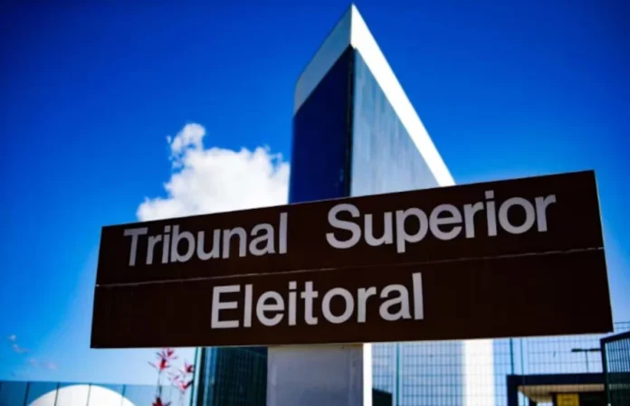 TSE cria comissão de IA para regulamentar o uso da tecnologia nas eleições e combater notícias falsas no processo eleitoral.
