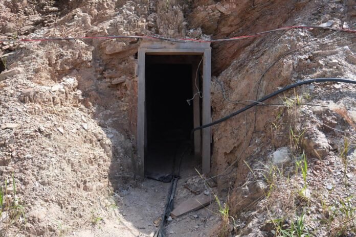 Operação destrói 35 bunkers e 33 túneis usados pelo garimpo ilegal na Terra Indígena Sararé, em Mato Grosso.