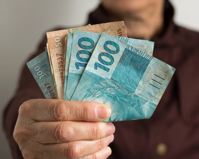 O Desenrola ganha nova etapa com crédito de até 1,99% ao mês para trabalhadores informais e cria o Fies Empreendedor para incentivar novos empreendedores.