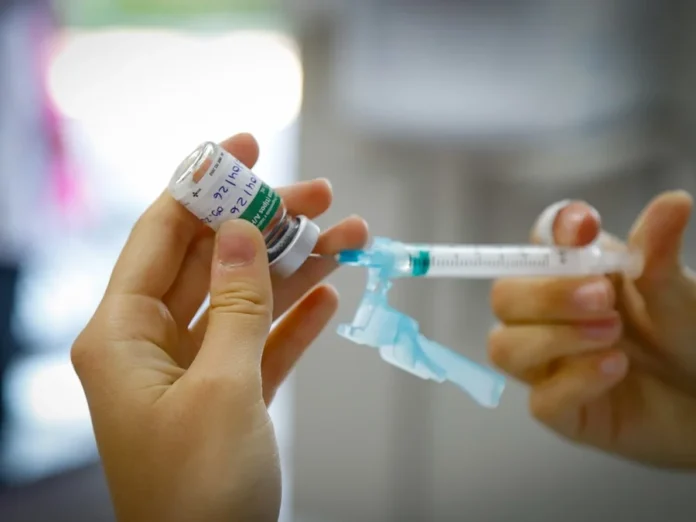 Nova pesquisa indica que a vacina da Covid-19 previne problemas cardiovasculares. Entenda como o imunizante reduziu riscos de infartos e AVCs.