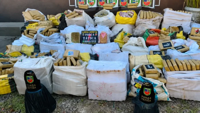 PM apreende mais de 1,5 tonelada de drogas, coletes balísticos e prende suspeito durante operação em Manaus.