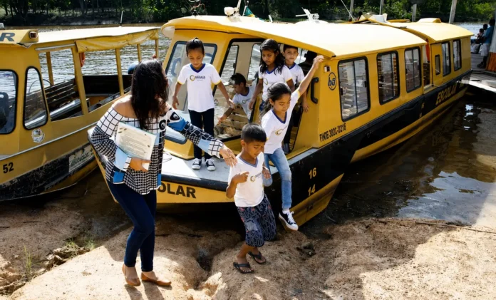 Distorção idade-série atinge quase 49 mil alunos no Amazonas, aponta Censo Escolar. Distância, seca e transporte dificultam acesso à educação.