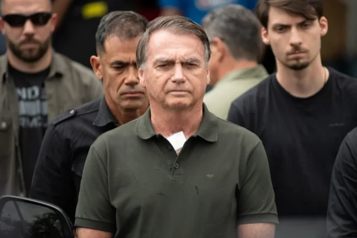 Alexandre de Moraes mantém Bolsonaro em prisão domiciliar, preserva restrições, determina apreensão de armas e não fixa prazo para o fim da medida.
