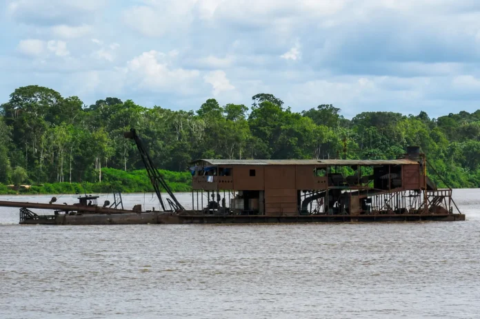 MPF recomenda novas regras para fiscalizar dragas e balsas usadas no garimpo ilegal nos nove estados da Amazônia Legal.