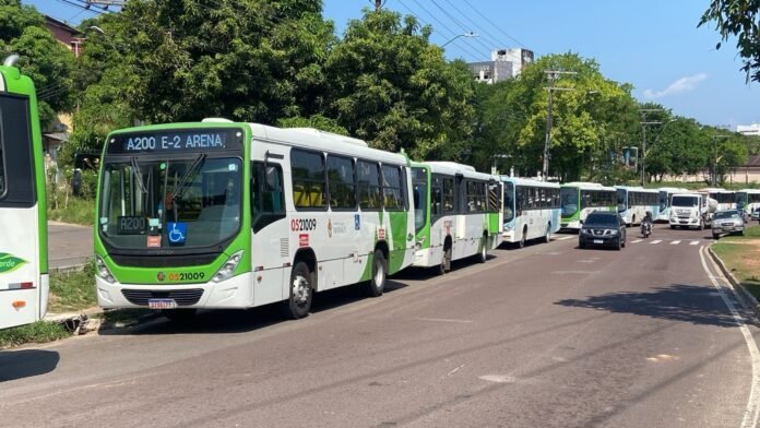 Greve de ônibus em Manaus paralisa 100% da frota nesta segunda-feira (20) após atrasos no pagamento dos salários dos rodoviários.