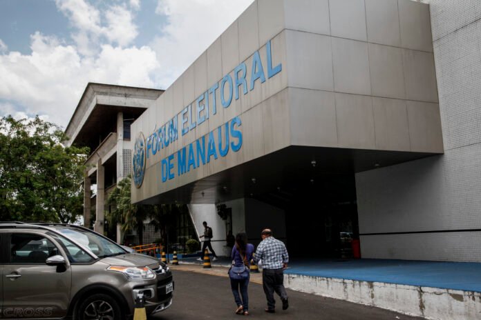 O TRE-AM cobra transparência em dados eleitorais do Instituto Veritá e confirma punição contra vereador por compra de votos.