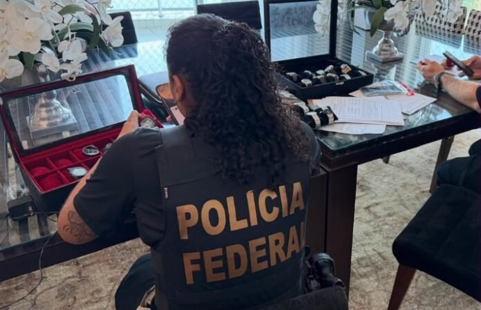 Operação Reduto da PF cumpre mandados em Manaus e Rondônia para investigar fraude em licitações, rachadinha e desvio de R$ 9 milhões.
