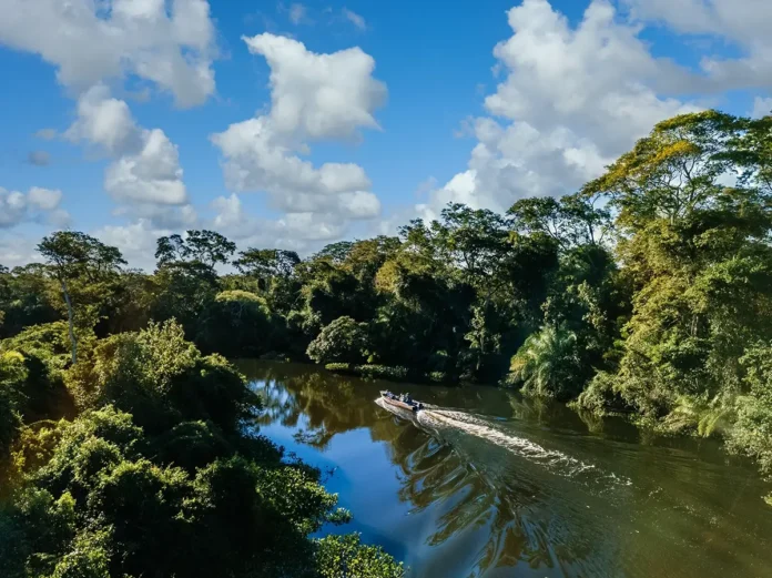 O turismo de natureza na Amazônia reúne parques, rios, serras, praias, cachoeiras e experiências comunitárias em nove estados.