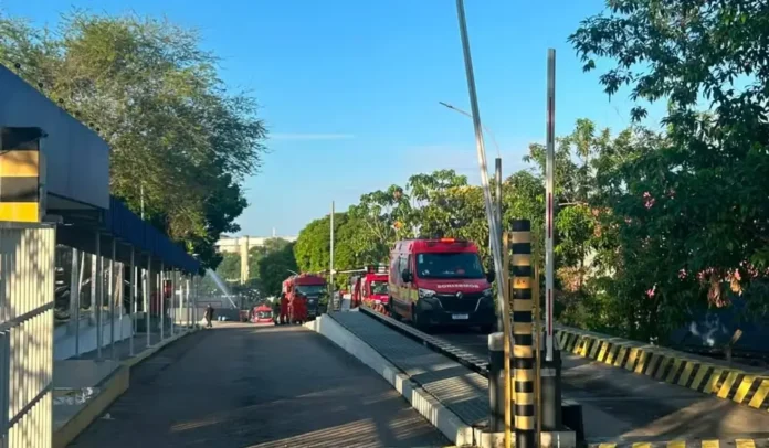 Vazamento de estireno em Manaus mantém bombeiros em operação no Distrito Industrial. Dezesseis pessoas buscaram atendimento médico.