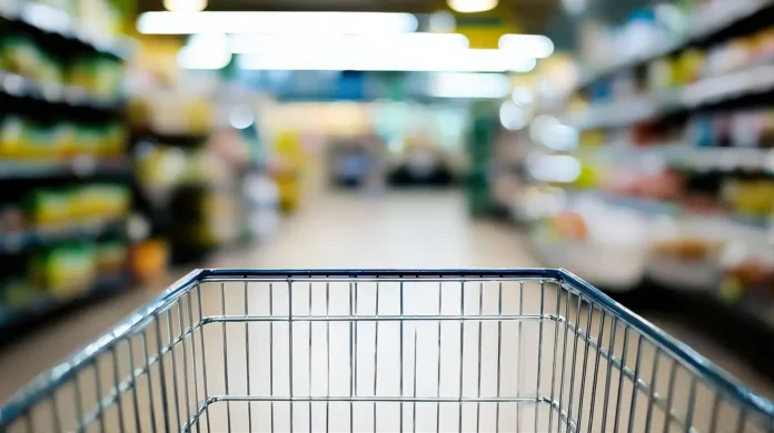 Rede de supermercados é condenada a pagar R$ 500 mil após fiscalização encontrar produtos vencidos ou com embalagens danificadas.