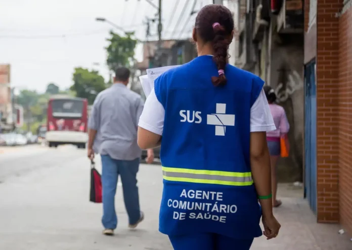 PEC da aposentadoria dos agentes de saúde é aprovada pelo Senado, cria regras específicas para ACS e ACE e segue para promulgação.