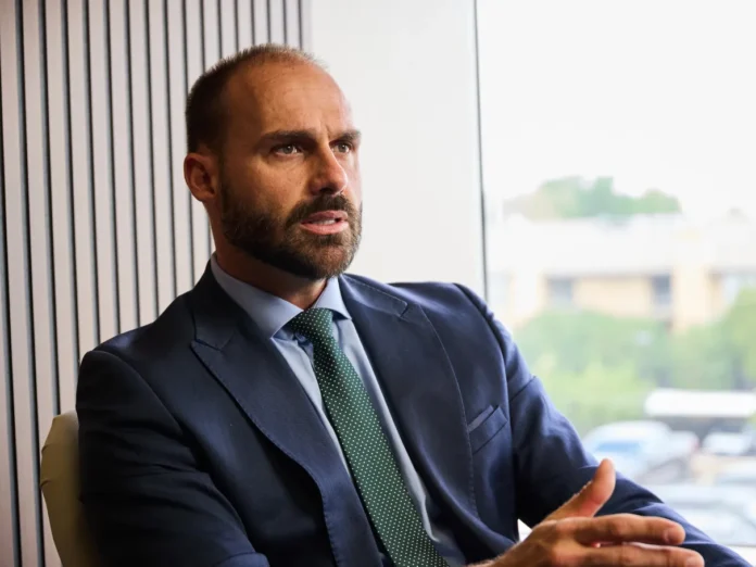 Eduardo Bolsonaro pode ser demitido da Polícia Federal após processo por abandono do cargo de escrivão.