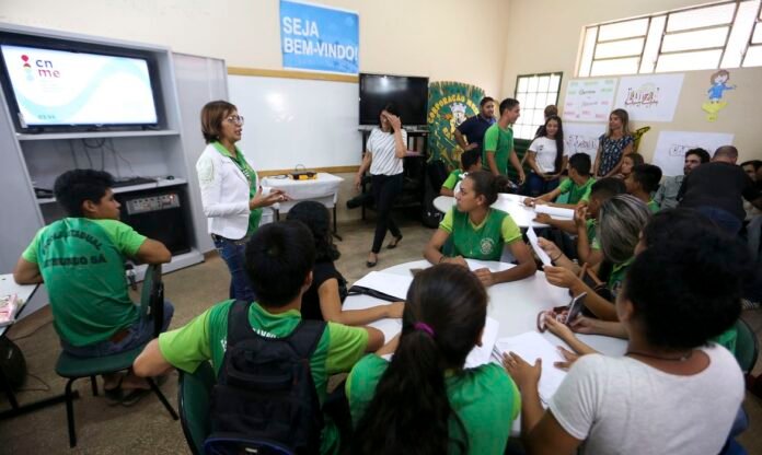 Pé-de-Meia paga R$ 200 para estudantes nascidos em novembro e dezembro que mantiveram frequência mínima nas aulas.