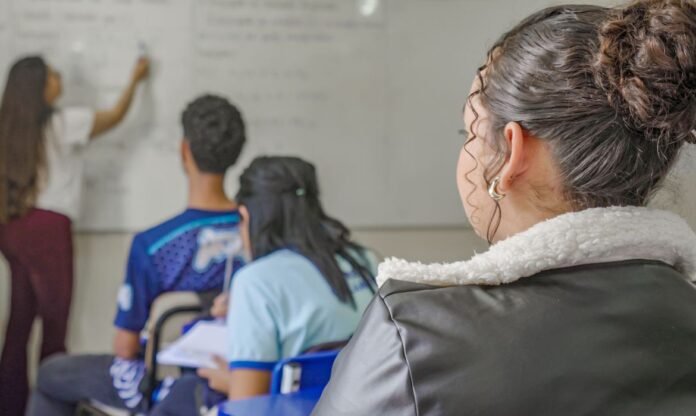 Pagamento do Pé-de-Meia libera R$ 200 para estudantes nascidos em maio e junho. Confira o calendário e quem tem direito.