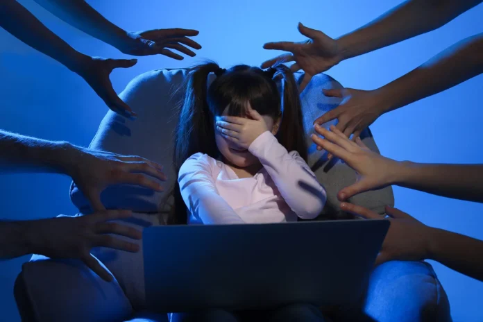 Senado aprova projeto que aumenta penas para violência sexual digital infantil e amplia proteção a crianças na internet.