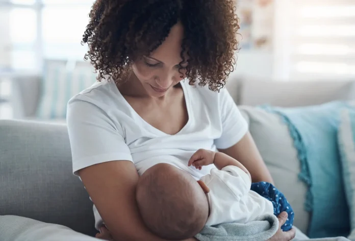 Aleitamento materno ajuda no desenvolvimento infantil e pode trazer benefícios à saúde que permanecem até a vida adulta.